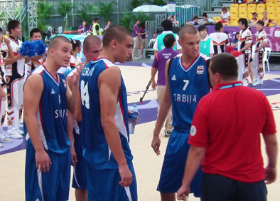 kosarkasi Srbije sa trenerom Markom Simonovicem